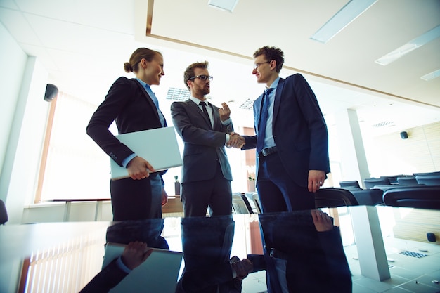 Reunión de directivos en una empresa