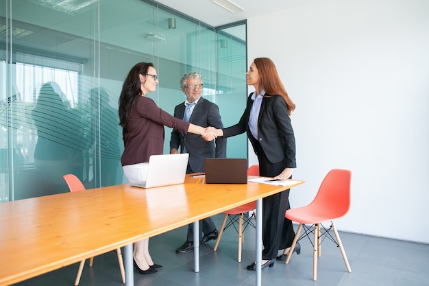 Reunión de directivos en una empresa